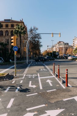 Barcelona, İspanya - 28 Aralık 2018: yol bisiklet yolu, işaretler ve trafik ışıkları