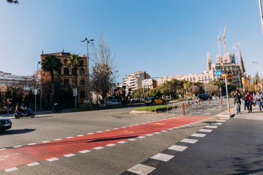 Barcelona, İspanya - 28 Aralık 2018: geniş yol işaretleri ve bisiklet lane ile