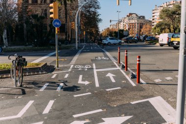 Barcelona, İspanya - 28 Aralık 2018: karayolu Bisiklet lane, işaretler ve trafik ışığı