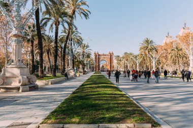 Barcelona, İspanya - 28 Aralık 2018: Arc de Triomf Parc de la Ciutadella içinde önde gelen geniş parkway