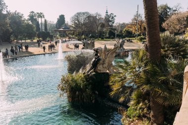 Barcelona, İspanya - 28 Aralık 2018: güzel göl Parc de la Ciutadella pınarlarına ile
