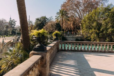 Barcelona, İspanya - 28 Aralık 2018: güzel korkuluk Parc de la Ciutadella taş vazo ile