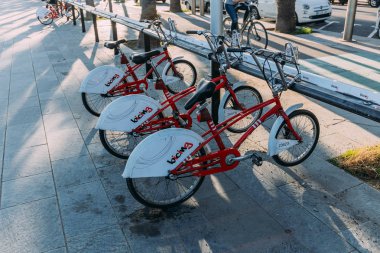 Barcelona, İspanya - 28 Aralık 2018: güneşli sokak kaldırımda Park Bisiklet