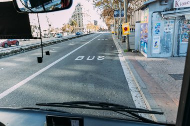 Barcelona, İspanya - 28 Aralık 2018: Kentsel sahne işaretler ile geniş şehir karayolu ile