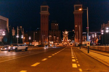 Barcelona, İspanya - 28 Aralık 2018: gece sahne muhteşem Torres Venecianes ve Plaza de Espana giden karayolu