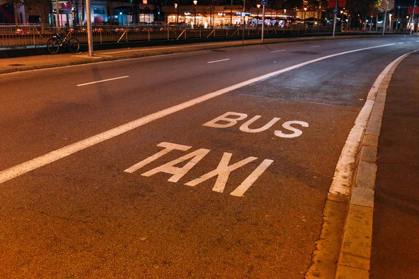 Asfalt Rijbaan Met Witte Aftekeningen Bus Taxi Inscripties Barcelona Spanje — Stockfoto