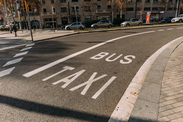 БАРСЕЛОНА, Испания - 28 ДЕКАБРЯ 2018 года: проезд с разметкой и надписью "автобус", "такси"
