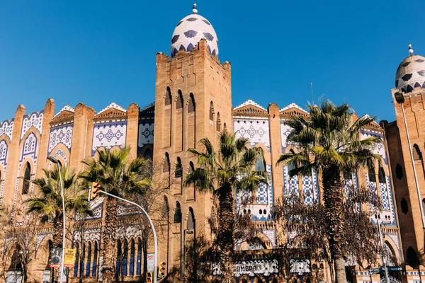 Vackra Mångfärgade Byggnaden Dekorerad Med Ornament Barcelona Spanien — Stockfoto