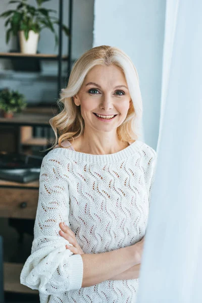 Donna Sorridente Piedi Con Braccia Incrociate Casa — Foto Stock