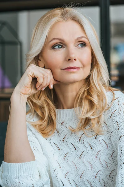 Drömmande Kvinna Med Blont Hår Tänkande Hemma — Stockfoto