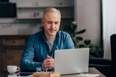 seçici odak bitkin adamın evde laptop arıyorum