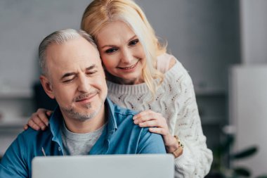 neşeli kadın kucaklama mutlu kocası evde