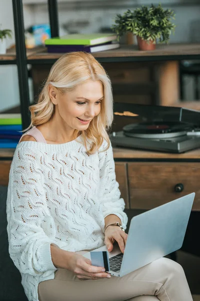 Szczęśliwa Kobieta Trzyma Karty Kredytowej Podczas Zakupów Online Domu — Zdjęcie stockowe