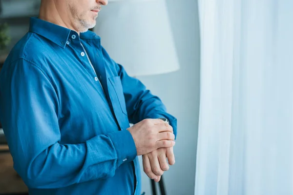 Abgeschnittene Ansicht Eines Ernsten Mannes Der Auf Die Uhr Schaut — Stockfoto