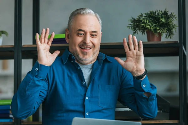 Vrolijke Man Handen Zetten Lachend Thuis — Stockfoto