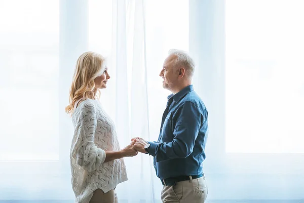 Pareja Feliz Tomados Mano Mirándose Casa — Foto de Stock