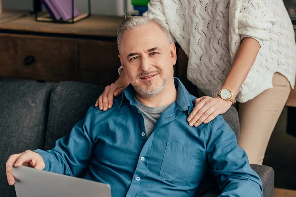 Cropped View Woman Standing Cheerful Husband Laptop — Stock Photo, Image