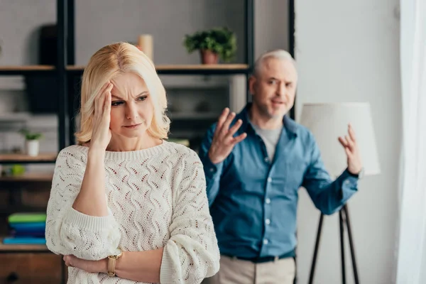 Selective Focus Woman Holding Head While Husband Arguing Background — Stock Photo, Image