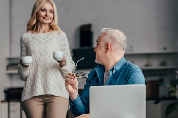 Selective Focus Man Holding Glasses While Sitting Laptop Wife Holding — Stock Photo, Image