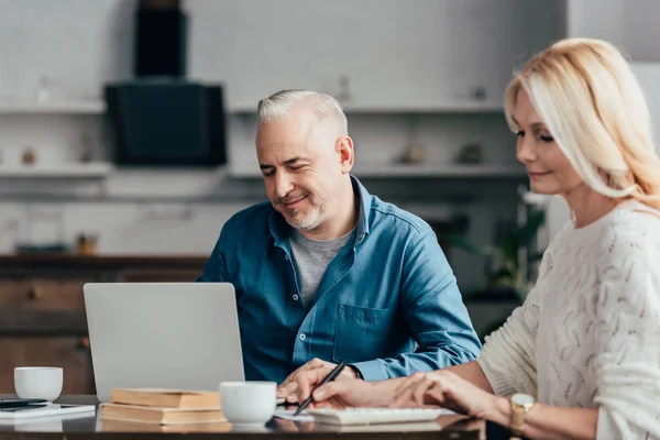 Selective Focus Cheerful Man Sitting Looking Laptop Attractive Blonde Wife — Stock Photo, Image