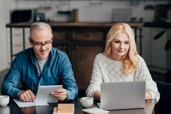 Hombre Guapo Gafas Usando Tableta Digital Cerca Atractiva Esposa Rubia — Foto de Stock