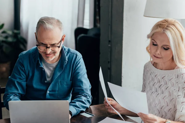 Schöner Mann Mit Brille Und Laptop Neben Attraktiver Blonder Frau — Stockfoto