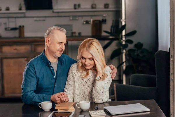 Glad Man Tittar Attraktiva Hustru Och Höll Händer Hemma — Stockfoto