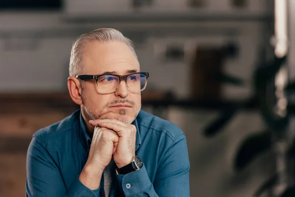 Guapo Triste Hombre Sentado Gafas Casa — Foto de Stock