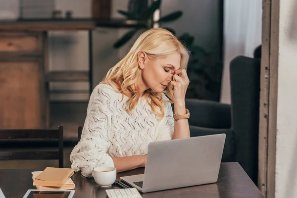 Mujer Agotada Sentada Con Los Ojos Cerrados Cerca Computadora Portátil — Foto de Stock