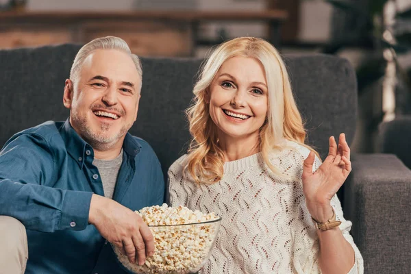 Feliz Pareja Sonriendo Mientras Sienta Con Tazón Palomitas Maíz Casa — Foto de Stock