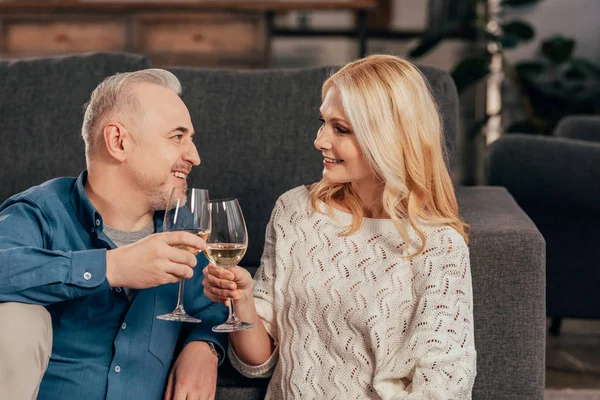 Lyckligt Par Klirrande Glas Vin Hemma — Stockfoto