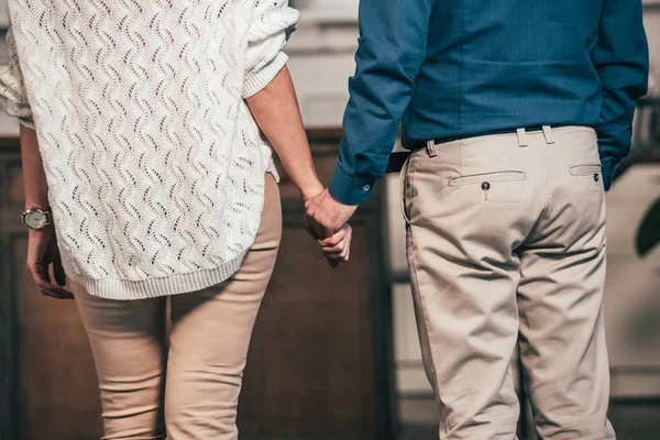 Cropped View Couple Standing Holding Hands — Stock Photo, Image