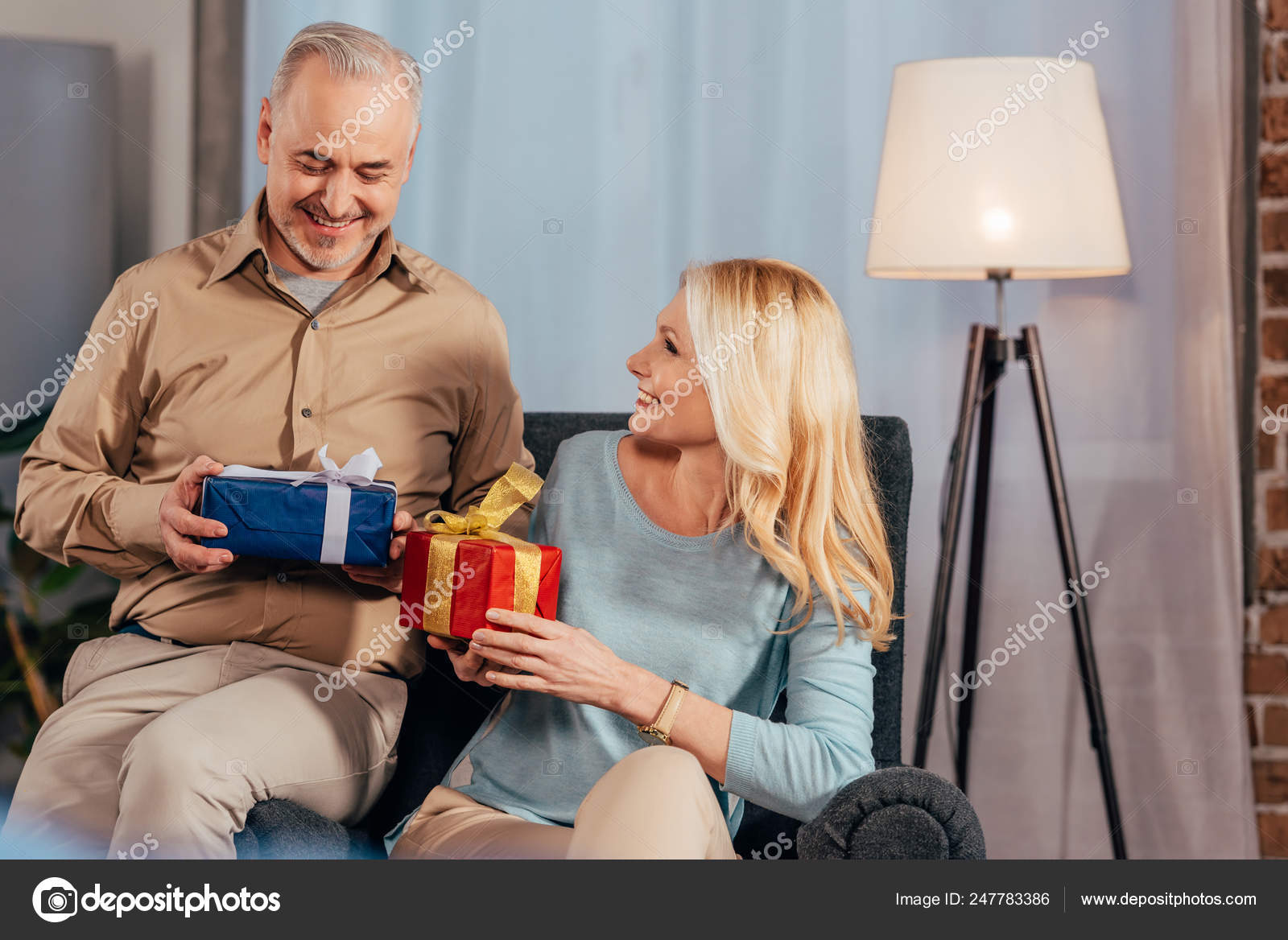 https://st4.depositphotos.com/12982378/24778/i/1600/depositphotos_247783386-stock-photo-attractive-wife-smiling-husband-holding.jpg