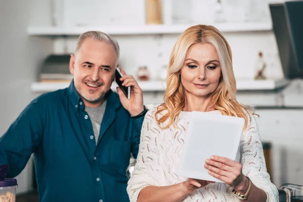 Selective Focus Woman Using Digital Tablet Husband Talking Smartphone — Stock Photo, Image