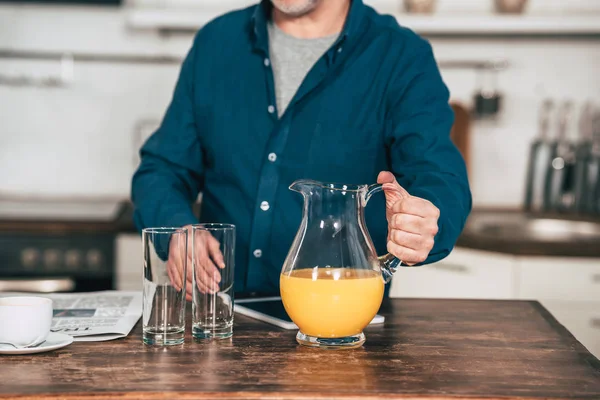 Cropped View Man Holding Jug Orange Juice Glasses Kitchen — Stock Photo, Image