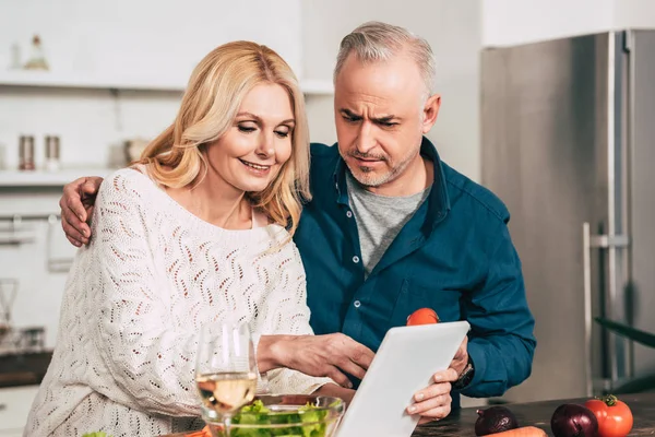 Selective Focus Couple Looking Digital Tablet Kitchen — Stock Photo, Image