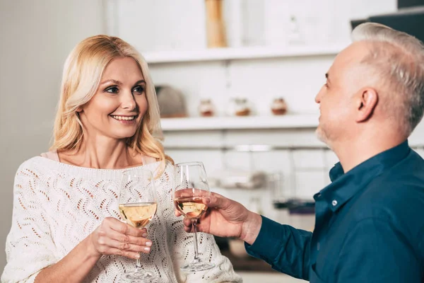 Glückliche Frau Schaut Ehemann Während Sie Ein Glas Wein Der — Stockfoto