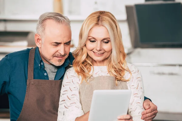 Lycklig Kvinna Med Digital Tablett Stående Med Make Köket — Stockfoto