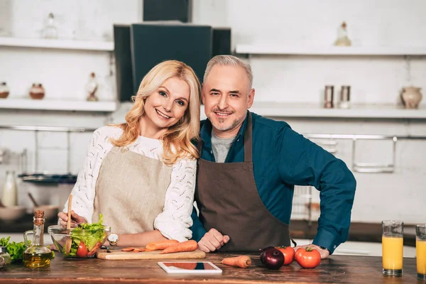 Mulher Feliz Sorrindo Enquanto Estava Com Marido Cozinha — Fotografia de Stock