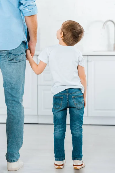 Rückseite Des Vorschulkindes Beim Händchenhalten Mit Vater Hause — Stockfoto