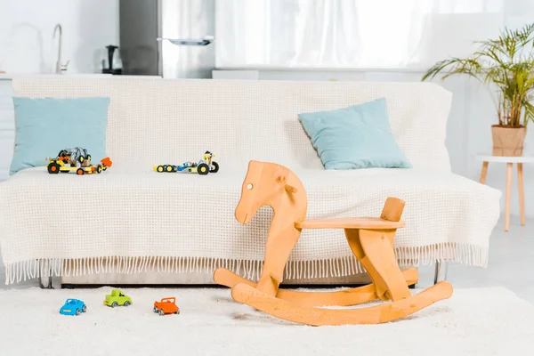 带沙发 汽车玩具和木制摇马的客厅的现代室内设计 — 图库照片