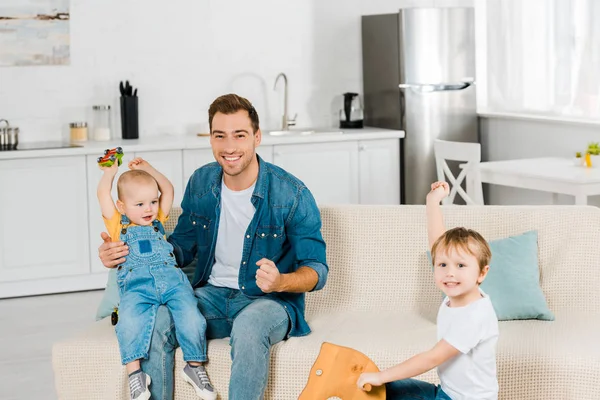 Feliz Padre Mirando Cámara Mientras Pasa Tiempo Jugando Con Niños — Foto de Stock