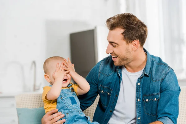 Menino Criança Cobrindo Olhos Com Mãos Jogar Peekaboo Jogo Com — Fotografia de Stock