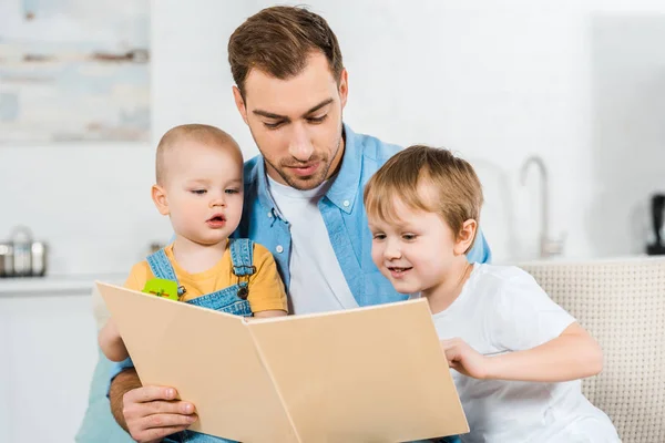 Kitap Preschooler Yürümeye Başlayan Çocuk Oğlu Evde Oturan Yakışıklı Baba — Stok fotoğraf