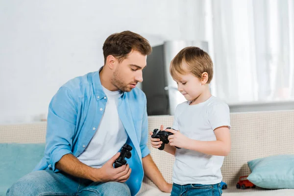 Vater Mit Vorschulsohn Hält Steuerknüppel Bei Videospiel Hause — Stockfoto