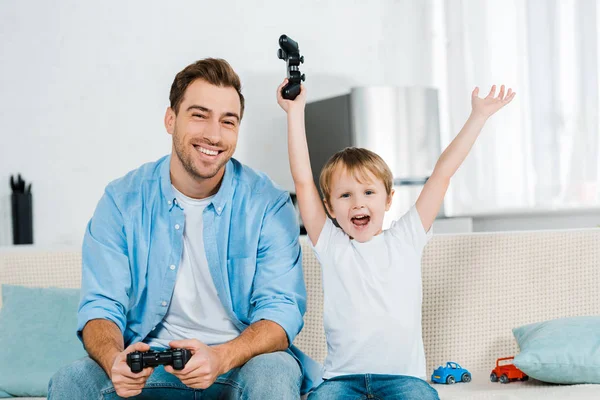 Vorschulsohn Jubelt Mit Händen Der Luft Beim Videospiel Mit Vater — Stockfoto