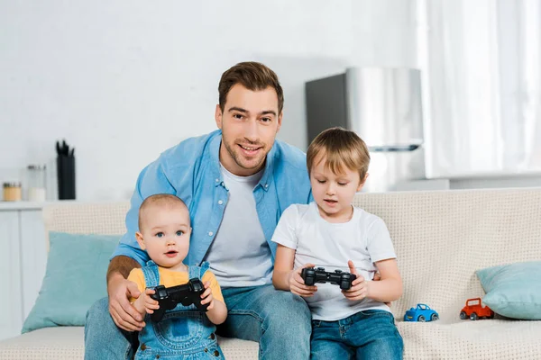 Sorrindo Pai Jogando Videogame Com Adoráveis Filhos Pré Escolares Crianças — Fotografia de Stock