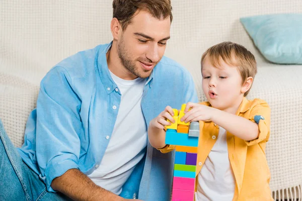 Otec Syn Rozkošný Preschooler Hrát Barevnými Stavebních Bloků Doma — Stock fotografie
