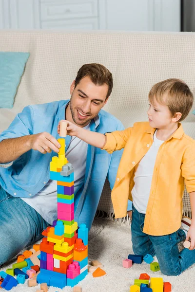 Lächelnder Vater Und Vorschulsohn Spielen Hause Mit Bunten Bausteinen — Stockfoto