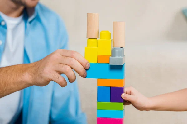 Visão Cortada Homem Menino Brincando Com Blocos Construção — Fotografia de Stock